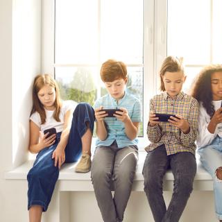  l’usage précoce du smartphone et des réseaux sociaux interroge les chercheurs sur ses effets durables sur la santé mentale. © Studio Romantic, Adobe Stock