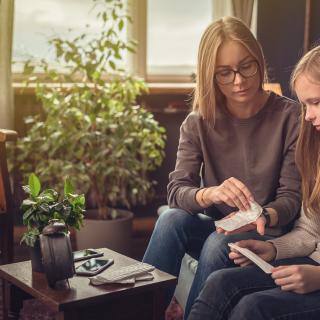 A primeira menstruação precoce e tardia está associada a diferentes riscos à saúde. © Fotografia da Sala 76, Adobe Stock