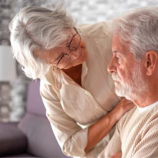 Comment aider un proche, atteint de la maladie d'Alzheimer, à maintenir ses fonctions cognitives ? ©&nbsp;lucigerma, iStock