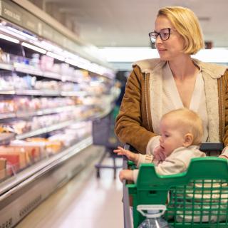 Mais de metade dos alimentos para bebés baseiam-se, na realidade, numa forte industrialização e escapam a qualquer limite claro no seu nível de processamento, de acordo com a revista 60 Millions de consommateurs. © Matej Kastelic, shutterstock.com