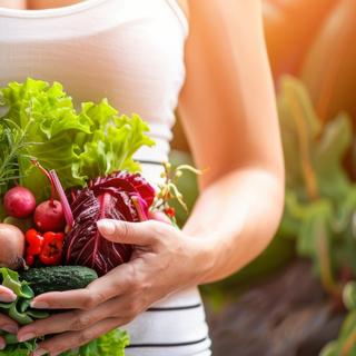 Calculer la teneur en protéines, glucides et lipides ne suffit pas pour savoir combien de calories nous absorbons quand nous mangeons. Il faut aussi tenir compte du rôle du microbiote. © Oleg, Adobe Stock (image générée à l’aide de l’IA)