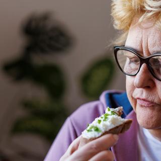 Embora uma pessoa nascida hoje tenha aproximadamente um risco em cada três de desenvolver demência durante a vida, a prevenção do declínio cognitivo tornou-se uma importante questão de investigação. Vários estudos recentes centram-se no papel potencial de certos alimentos do dia-a-dia, há muito subestimados, na redução do risco de demência. © Além do Horizonte, iStock