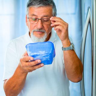 Ces six&nbsp;aliments ne doivent jamais être consommés après leur date de péremption. © ViktorCap, iStock
