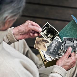 A doença de Alzheimer causa degeneração progressiva do cérebro, levando a problemas de memória, linguagem e orientação. Perante este declínio cognitivo, um novo estudo internacional explora um caminho revolucionário capaz de reverter os efeitos da doença, reactivando os mecanismos naturais do cérebro. © Gabriele Rohde, Adobe Stock