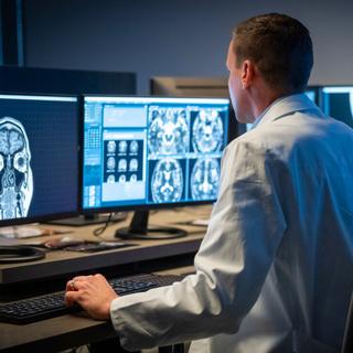 Dans le but de faciliter le diagnostic précoce de la maladie d'Alzheimer, des modèles prédictifs de positivité amyloïde cérébrale ont été développés à partir des données&nbsp;de 853 personnes sans démence avérée. © simonkr, iStock
