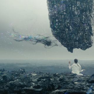 Em algum lugar de um exoplaneta recém-nascido, com superfície vulcânica recém-resfriada e ainda desprovido de oceano, mas com atmosfera, um jovem pós-humano usa poeira inteligente para materializar, átomo por átomo, o que poderia ser uma obra de arte transumanista ou o equivalente ao monólito negro de 2001: Uma Odisséia no Espaço. © Esa, Imagem Platige