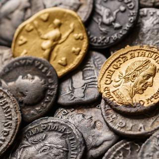 Enfouies depuis 1 700 ans, des milliers de monnaies romaines refont surface dans la Meuse. © IURII BUKHTA, iStock