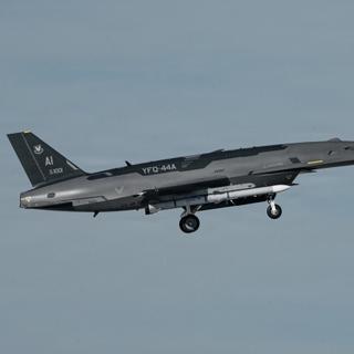 A aeronave está atualmente realizando voos de teste transportando um míssil. ©Anduril