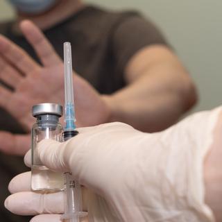 A desconfiança na eficácia e segurança das vacinas aumentou significativamente desde a pandemia de Covid-19. A consequência: crianças cada vez menos vacinadas e o regresso de doenças contagiosas que pensávamos estarem erradicadas. © Ana, Adobe Stock