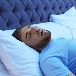 L'apnée du sommeil touche les hommes mais les femmes aussi. © New Africa, Adobe Stock