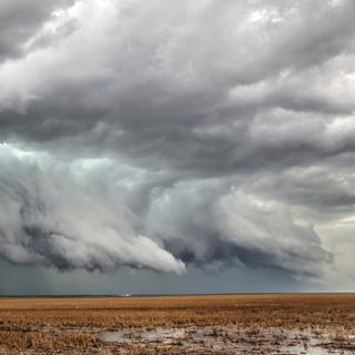 Les derechos traversent souvent de grandes étendues avec un impressionnant nuage arcus à leur arrivée. © Pat, Adobe Stock