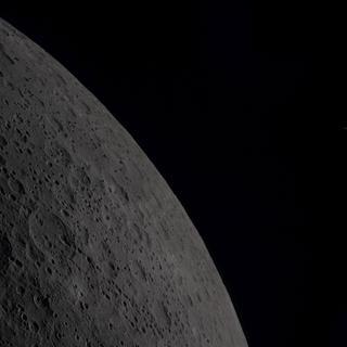 “The Edge of Two Worlds”, uma foto da Terra vista durante um sobrevôo pela Lua. Nikon D5, ISO 400. © NASA, Reid Wiseman