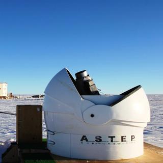 Uma vista do telescópio Astep na Antártica. ©OCA