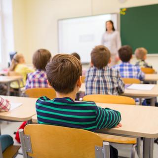 10% das crianças em idade escolar sofrem de asma na escola, em parte devido à má ventilação das instalações, à utilização de produtos tóxicos e provavelmente à proximidade do tráfego rodoviário. © Syda Productions, Adobe Stock