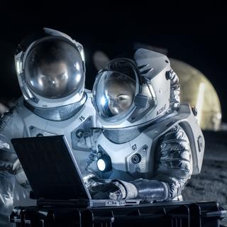 Illustration de deux astronautes travaillant dans une base sur la Lune. © Gorodenkoff, Adobe Stock