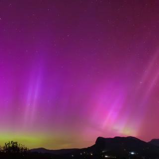 Dans la nuit du 10 au 11 octobre 2024, des aurores boréales ont encore une fois illuminées le ciel français © Yannick, Adobe Stock
