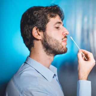 L&#39;autotest antigénique permet de se dépister rapidement pour la&amp;nbsp;Covid-19. © Polonio Video, Adobe Stock