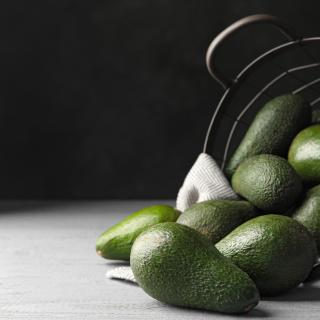 Ajouter un avocat à ses menus quotidiens permettrait de limiter l'oxydation du corps et la survenue du cholestérol. © New Africa, Adobe Stock