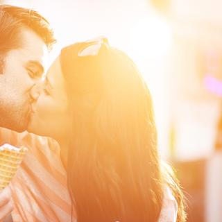 Certains singes comme les bonobos et les orangs-outans s&#39;embrassent comme les humains pour témoigner leur affection. © Joshua Resnick, Adobe Stock