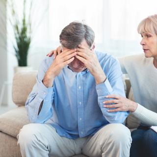 O declínio do desejo sexual com a idade está parcialmente ligado a uma diminuição na produção de testosterona. © Prostock-studio, Adobe Stock