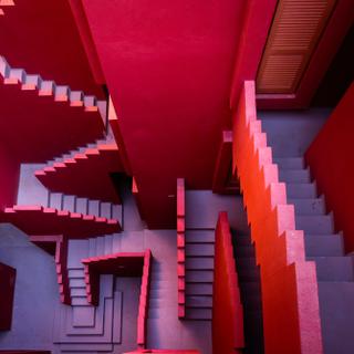 O interior rosa da Muralla Roja em Calpe, Espanha. © Agata Kadar, Adobe Stock