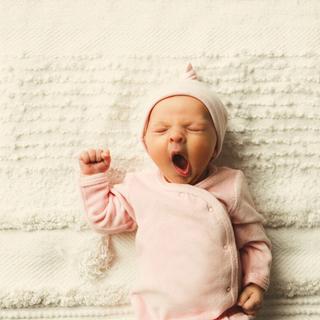 Et si 8 heures de sommeil n’étaient pas toujours nécessaires ? Voici la vérité selon l’âge. ©&nbsp;LindaYolanda, iStock