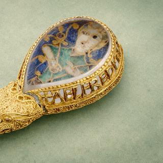 Descoberta por acaso num campo inglês, esta joia medieval esconde uma inscrição que pode ligá-la diretamente a um rei lendário. © CB com ChatGPT