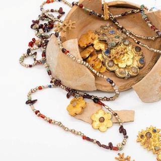 Des archéologues ont découvert près de 100 bijoux en or vieux de plus de 1 100 ans sur l’ancienne route du Hajj, révélant le raffinement et la richesse du monde abbasside. ©&nbsp;Ministère de la Culture d'Arabie saoudite