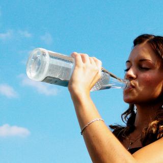 Les personnes qui ne boivent pas suffisamment d'eau au quotidien sont plus à risque de maladie cardiovasculaire, de diabète et de dépression.&nbsp;©&nbsp;emeraldphoto, Adobe Stock&nbsp;&nbsp;