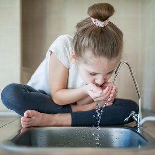 En 2020, selon une enquête du Centre d’information sur l’eau, 67&nbsp;% des Français consommaient de l’eau du robinet quotidiennement.&nbsp;© Igor, Adobe Stock