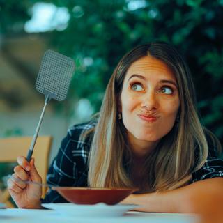 Les moustiques vous piquent toujours ? Cette habitude estivale pourrait bien être en cause. © NicoletaIonescu, iStock