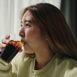 On la croit inoffensive, pourtant cette boisson fait vieillir vos cellules à toute vitesse. © pocketlight, iStock