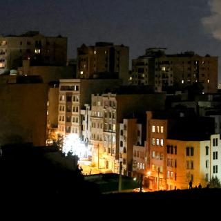 Atentados bombistas em Teerão, 1 de Março de 2026. Os Estados Unidos e Israel lançaram ataques contra o Irão em 28 de Fevereiro, matando o Líder Supremo Ali Khamenei e os principais líderes militares. © Atta Kenare/AFP