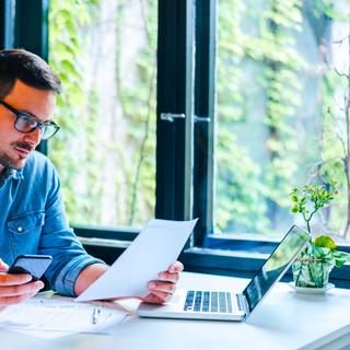 Une étude mondiale dévoile un mal-être générationnel chez les jeunes adultes en crise.&nbsp;© Moon Safari, iStock