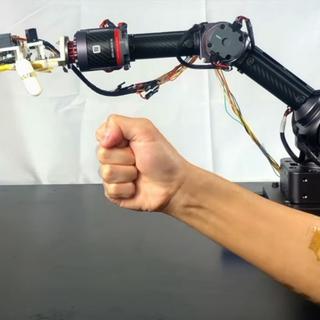 Ce bras robotique peut sentir les objets qu’il touche et transmettre l’information tactile à l’opérateur. © Caltech