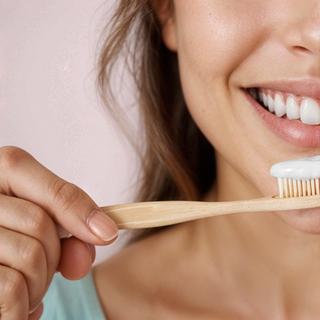 De plus en plus d’études démontrent que la cavité buccale peut influencer la santé d’autres organes, notamment les articulations, le cerveau ou l’intestin. © Anastasiia Bublyk, Adobe Stock (image générée à l’aide de l’IA)