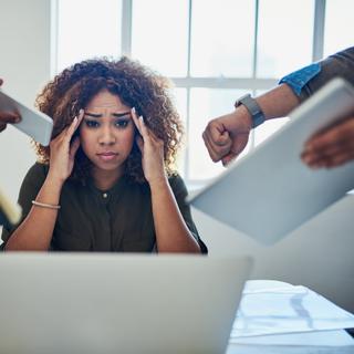 Alguns empregos são mais arriscados do que outros. Em 2023, 44% dos médicos de Ile-de-France estavam expostos ao risco de esgotamento, de acordo com uma pesquisa do Observatório MNH. © Katleho Seisa/peopleimages.com, AdobeStock