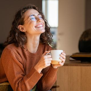 Une étude finlandaise&nbsp;révèle des associations inattendues entre la consommation de café et plusieurs caractéristiques de l’organisme. Les résultats diffèrent selon le sexe et invitent à regarder bien au-delà du simple effet stimulant de cette boisson consommée quotidiennement par des millions de français. © Rido, Adobe Stock