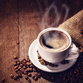 Le café est l’une des boissons les plus consommées dans le monde. Il a un rôle stimulant bien connu et permettrait aussi d’améliorer la mémoire. © dimakp, Adobe Stock
