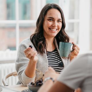 Prendre une tasse de café chaque matin vous aide à commencer la journée du bon pied ? Sachez qu’inconsciemment, vous activez aussi un mécanisme cellulaire qui pourrait ralentir le vieillissement.&nbsp;© Stefan, Adobe Stock
