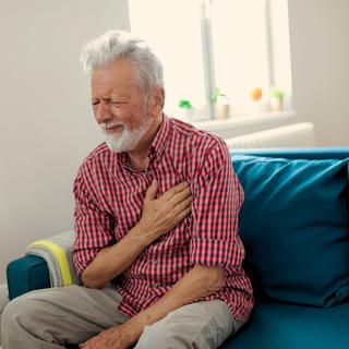 Une étude choc révèle un lien inquiétant entre votre hygiène buccale et les maladies cardiovasculaires. © RealPeopleGroup, iStock