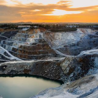 Como podemos reduzir o impacto ambiental da mineração, que é essencial para a produção de metais e terras raras necessários para a transição energética? © bobo1980, Adobe Stock