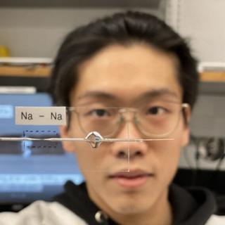 Cette cellule capillaire transparente a permis aux chercheurs de développer une batterie sodium-ion sans anode. © Bai Lab