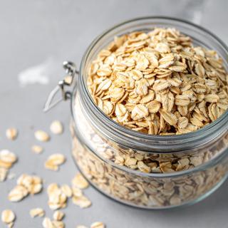 As dietas à base de aveia deveriam voltar à moda para restaurar a saúde das pessoas que sofrem de síndrome metabólica? É o que sugere um surpreendente ensaio clínico realizado por investigadores alemães. © Artbi, Adobe Stock