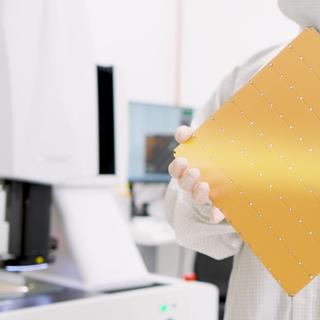 Este processador contém 4 trilhões de transistores e 900.000 núcleos otimizados para IA. © Cerebras Sistemas