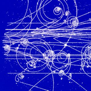 Uma fotografia antiga num antigo detector de partículas no Cern, uma câmara de bolhas, onde as partículas criadas em colisões são mergulhadas num campo magnético que desvia as carregadas. © Cern