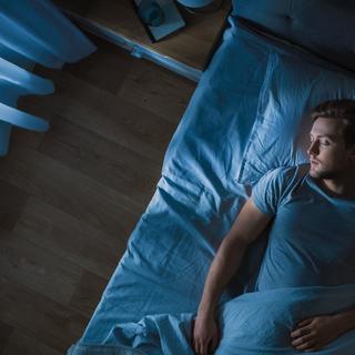 Dormir la nuit avec une lumière provenant d’un éclairage artificiel même faible augmenterait le risque de maladie cardiaque, estime une nouvelle étude.