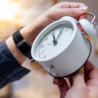 Changer d’heure serait bien plus nocif pour la santé qu’on ne le pensait. © Zephyr18, iStock