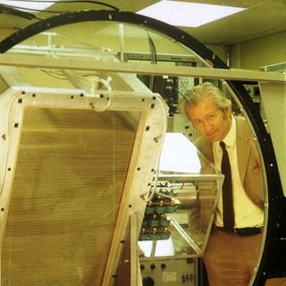 Georges Charpak, à côté d'une lentille et d'une chambre proportionnelle multifils, photographié en 1973, cinq ans à peine après la publication de l'article décrivant le nouveau dispositif. © CERN