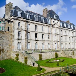 Des semaines de fouilles dans la cour de l'hôtel Lagorce, connu sous le nom de château de l'Hermine, ont permis d'exhumer la structure du château ducal de l'Hermine, datant du XIVe siècle. © Yvann K, Adobe Stock